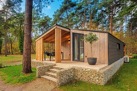 Freistehendes Chalet mit Gartenmöbeln unter einem Dach im Ferienpark EuroParcs Hoge Kempen