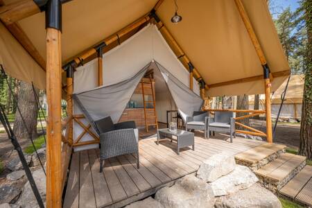 Lodge mit Veranda im Ferienpark EuroParcs Hoge Kempen