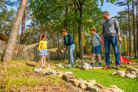 Familie beim Golfspielen auf dem Minigolfplatz des Ferienparks EuroParcs Hoge Kempen