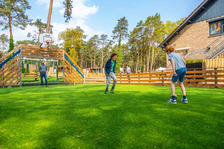 Familie spielt Fußball auf dem multifunktionalen Spielfeld im Ferienpark EuroParcs Hoge Kempen