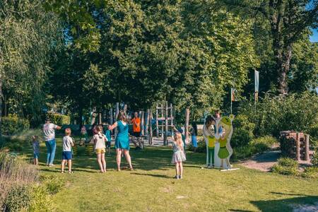 Menschen spielen auf dem Spielplatz im Ferienpark EuroParcs Kaatsheuvel