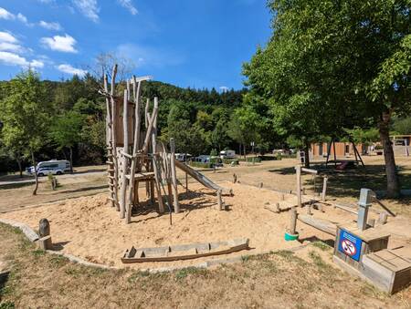 Spielplatz mit Holzspielgeräten im Ferienpark EuroParcs Kohnenhof