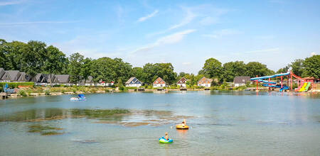 2 Schlauchboote auf dem Freizeitsee des Ferienparks EuroParcs Limburg