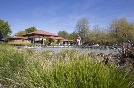 Der „Horeca Plaza“ von EuroParcs Limburg mit Restaurant, Frischmarkt, Snackbar und Indoor-Spielplatz