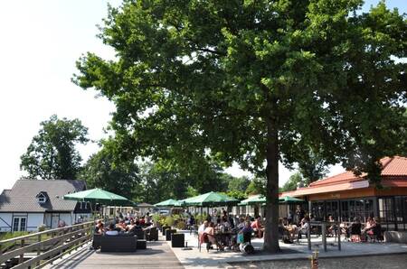 Menschen auf der Terrasse des Restaurants im Ferienpark EuroParcs Limburg