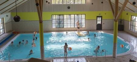 Menschen schwimmen im Hallenbad des Ferienparks EuroParcs Limburg