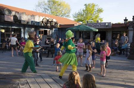 Kinder beim Unterhaltungsprogramm im Ferienpark EuroParcs Limburg