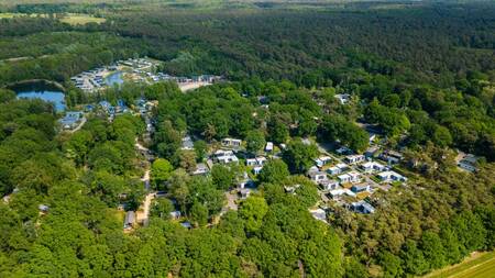 Luftaufnahme von Ferienhäusern im Ferienpark EuroParcs Maasduinen und Wald