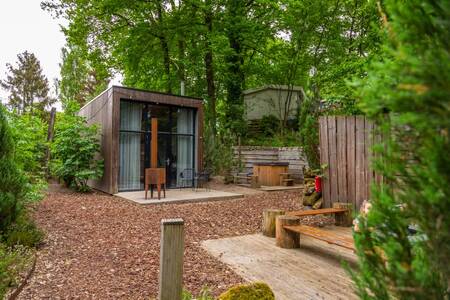 Garten mit Kohlenbecken eines Tiny House im Ferienpark EuroParcs Maasduinen