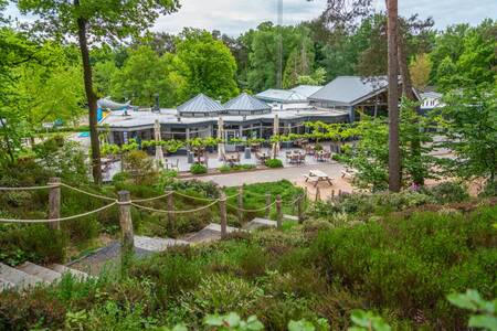 Das zentrale Gebäude des Ferienparks EuroParcs Maasduinen