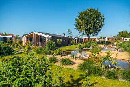 Chalets an einem Graben im Ferienpark EuroParcs Marina Strandbad