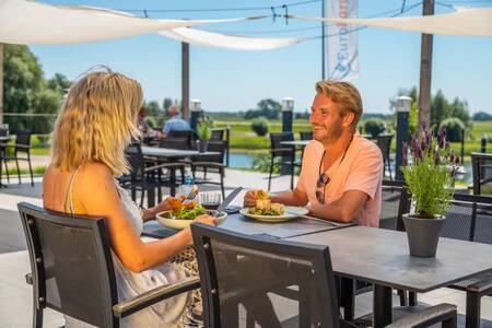 Paar auf der Terrasse des Restaurants im Ferienpark EuroParcs Marina Strandbad