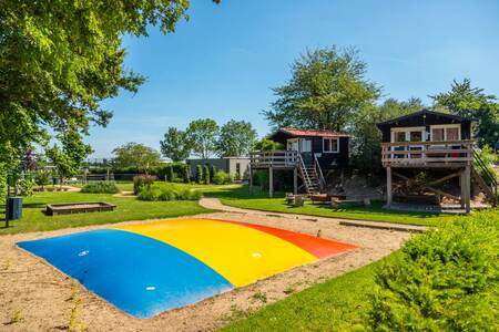 Spielplatz mit Lufttrampolin im Ferienpark EuroParcs Marina Strandbad