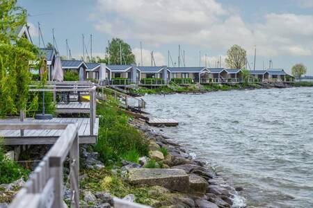 Chalets mit Veranda am Wasser im Ferienpark EuroParcs Markermeer