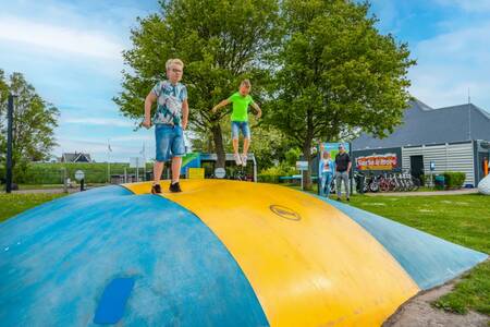 Kinder springen auf dem Lufttrampolin im Ferienpark EuroParcs Markermeer