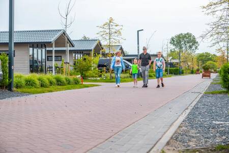 Familienwanderungen zwischen den Chalets im Ferienpark EuroParcs Markermeer