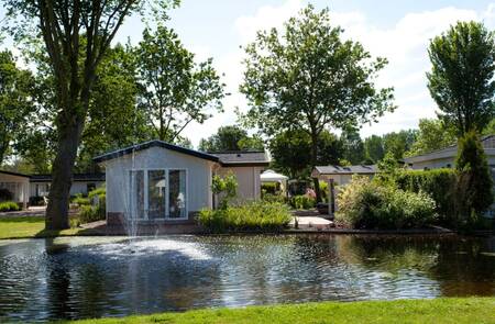 Chalets an einem Teich im Ferienpark EuroParcs Molengroet