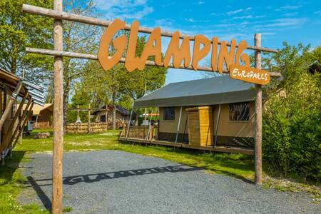 Glamping-Zelte auf einem Feld im Ferienpark EuroParcs Molengroet