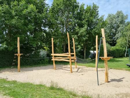 Holzspielgeräte auf einem Spielplatz im Ferienpark EuroParcs Molengroet