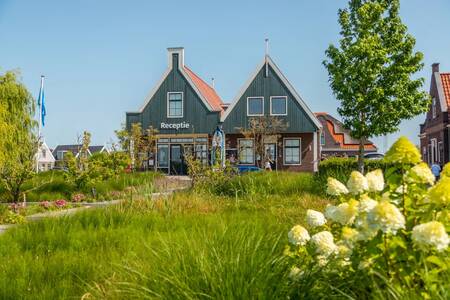 Das Empfangsgebäude im alten Amsterdamer Stil im Ferienpark EuroParcs Poort van Amsterdam