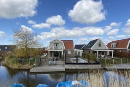 Ferienhäuser mit Steg am Wasser im Ferienpark EuroParcs Poort van Amsterdam