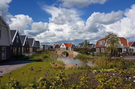 Ferienhäuser im alten Amsterdamer Stil im Ferienpark EuroParcs Poort van Amsterdam