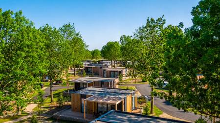 Chalets auf einer Gasse im Ferienpark EuroParcs Poort van Maastricht