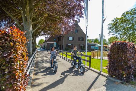 Paar hat Fahrräder im Ferienpark EuroParcs Poort van Maastricht gemietet