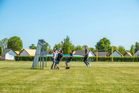 Familie spielt Fußball auf dem Fußballplatz im Ferienpark EuroParcs Poort van Maastricht