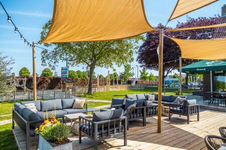 Liegestühle auf der Terrasse des Restaurants im Ferienpark EuroParcs Poort van Maastricht