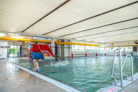Kinder schwimmen im Schwimmbad des Ferienparks EuroParcs Poort van Maastricht