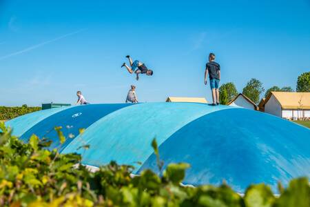 Kinder springen auf dem Lufttrampolin im Ferienpark EuroParcs Poort van Maastricht