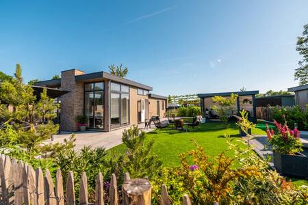 Ein Ferienhaus mit eingezäuntem Garten im Ferienpark EuroParcs Poort van Zeeland