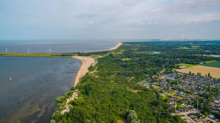 Luftaufnahme des Haringvliet und des Ferienparks EuroParcs Poort van Zeeland