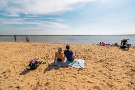 Menschen am Strand in der Nähe des Ferienparks EuroParcs Poort van Zeeland