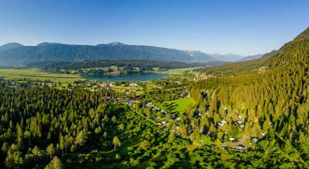 Luftaufnahme des Ferienparks EuroParcs Pressegger See, Berge und Wälder