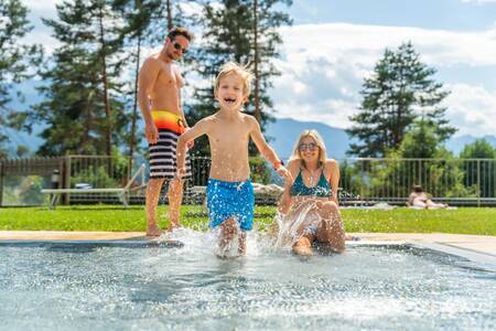 Familie im Freibad des Ferienparks EuroParcs Pressegger See