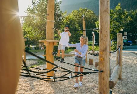 Junge klettert auf dem Spielplatz des Ferienparks EuroParcs Pressegger See