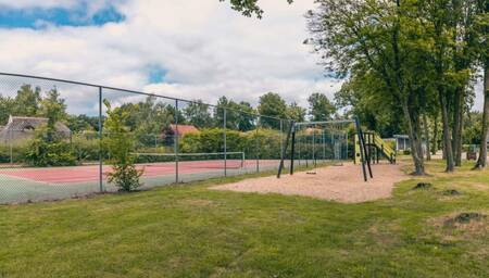 Spielplatz neben dem Tennisplatz im Ferienpark EuroParcs Reestervallei
