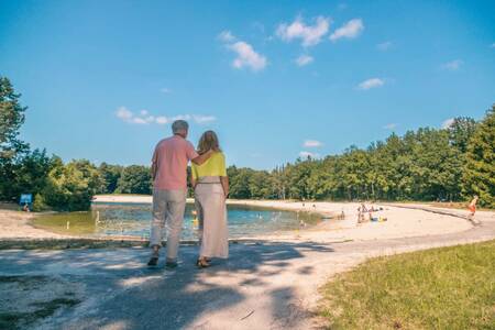 Ein Paar geht an einem Strand in der Nähe des Ferienparks EuroParcs Reestervallei spazieren