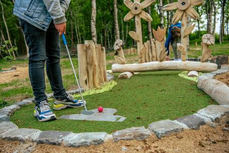 Golfspieler auf der Minigolfanlage des Ferienparks EuroParcs Ruinen