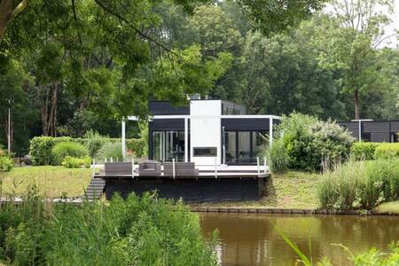 Ferienhaus mit Balkon über dem Wasser im Ferienpark EuroParcs Spaarnwoude