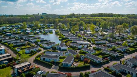 Luftaufnahme der Ferienhäuser im Ferienpark EuroParcs Spaarnwoude