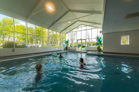 Menschen schwimmen im Hallenbad des Ferienparks EuroParcs Spaarnwoude