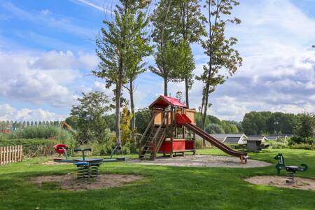 Spielgeräte auf dem Spielplatz im Ferienpark EuroParcs Spaarnwoude