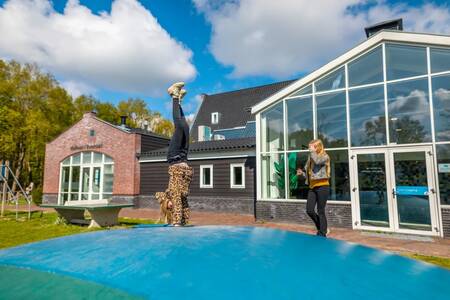 Kinder springen auf dem Lufttrampolin auf dem Spielplatz im Ferienpark EuroParcs Spaarnwoude