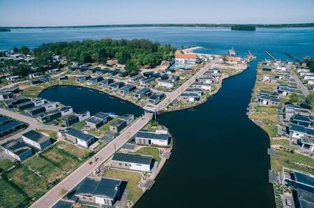 Luftaufnahme von Ferienhäusern im Ferienpark EuroParcs Veluwemeer und dem Veluwemeer