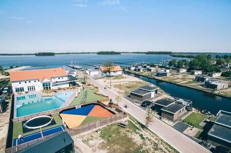 Luftaufnahme des Ferienparks EuroParcs Veluwemeer am Veluwemeer