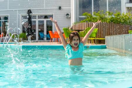 Mädchen beim Schwimmen im Swimmingpool des Ferienparks EuroParcs Veluwemeer