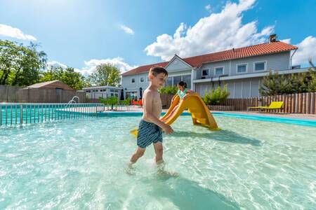 Kinder im Planschbecken des Außenpools im Ferienpark EuroParcs Veluwemeer